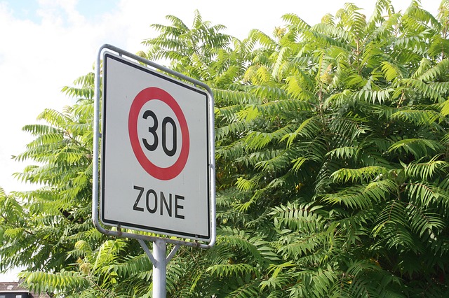 Ralentisseurs sont nombreux sur les routes de France dans les zones de 30 km/h